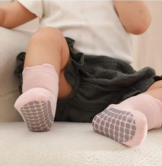 baby waring non slip socks